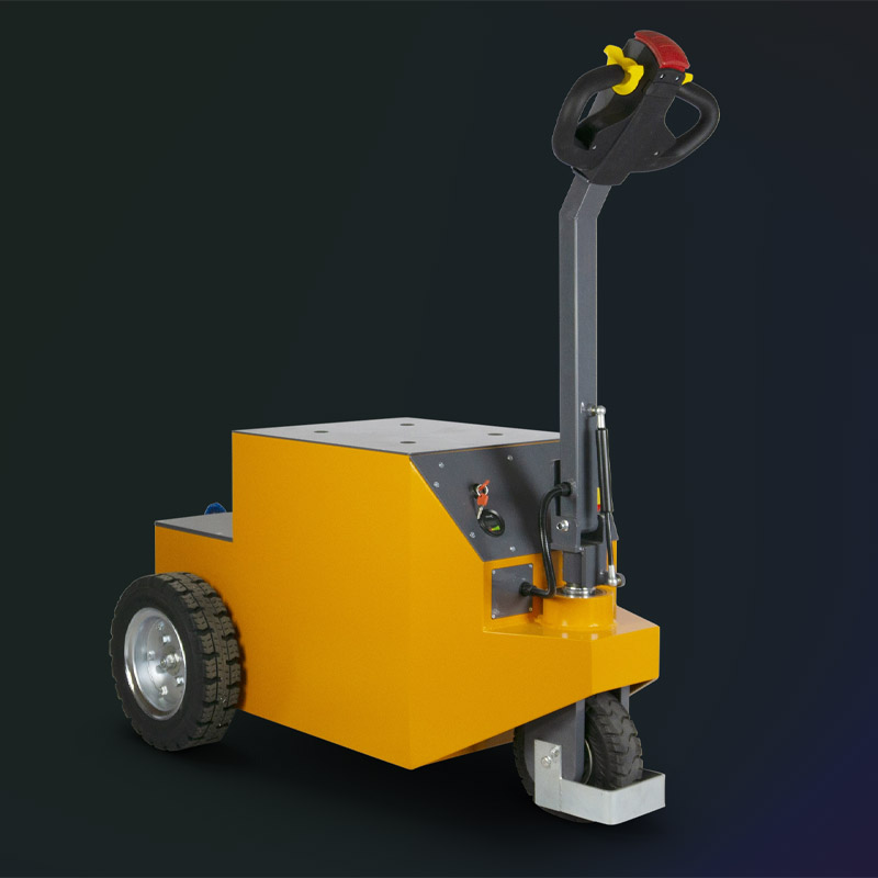 Gelber elektrischer Schlepper mit schwarzem Handgriff und robusten Rädern auf dunklem Hintergrund