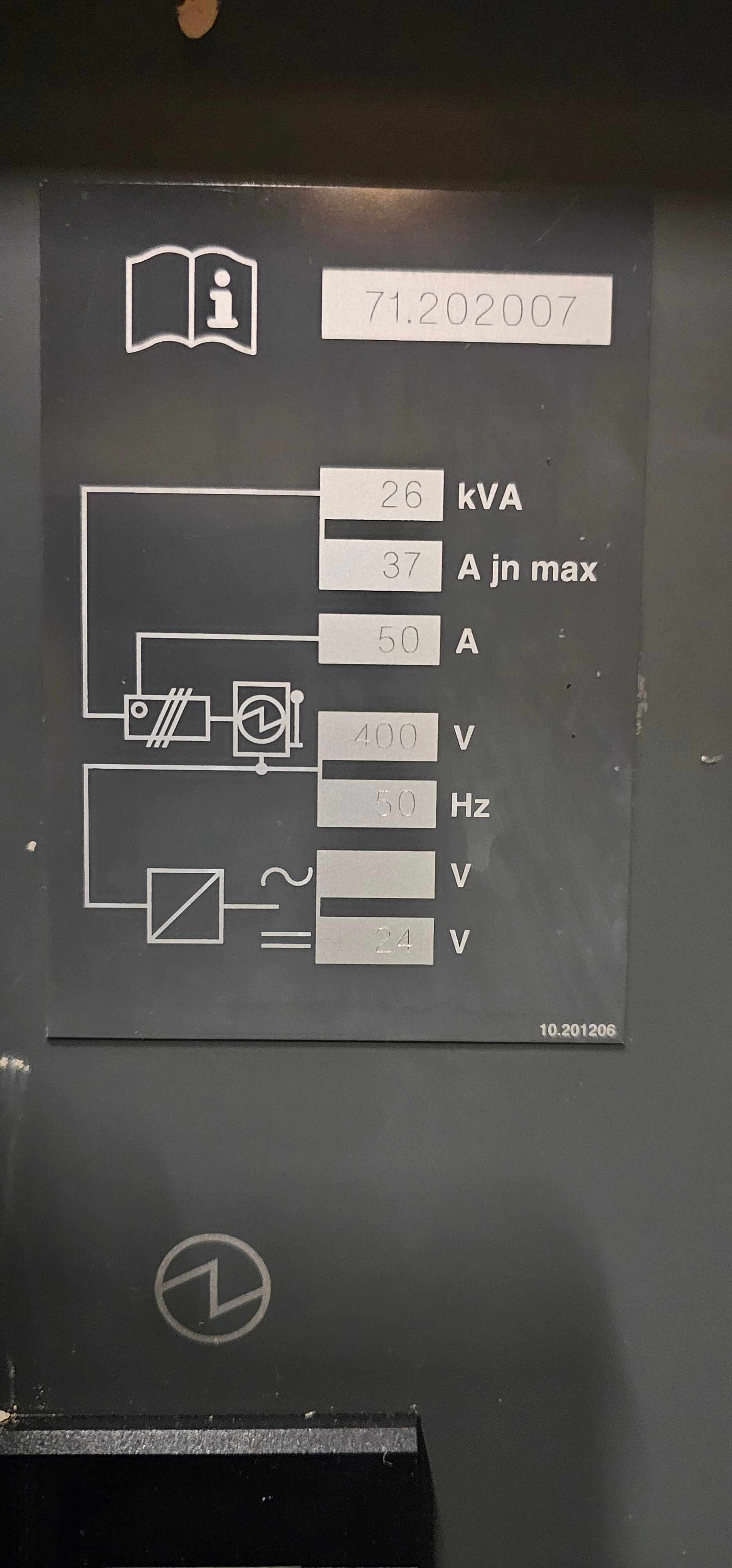 Schild mit Informationen über einen Transformator, einschließlich Angaben zu kVA (26), max. Strom (37 A), Strom (50 A), Spannung (400 V, 24 V) und Frequenz (50 Hz).